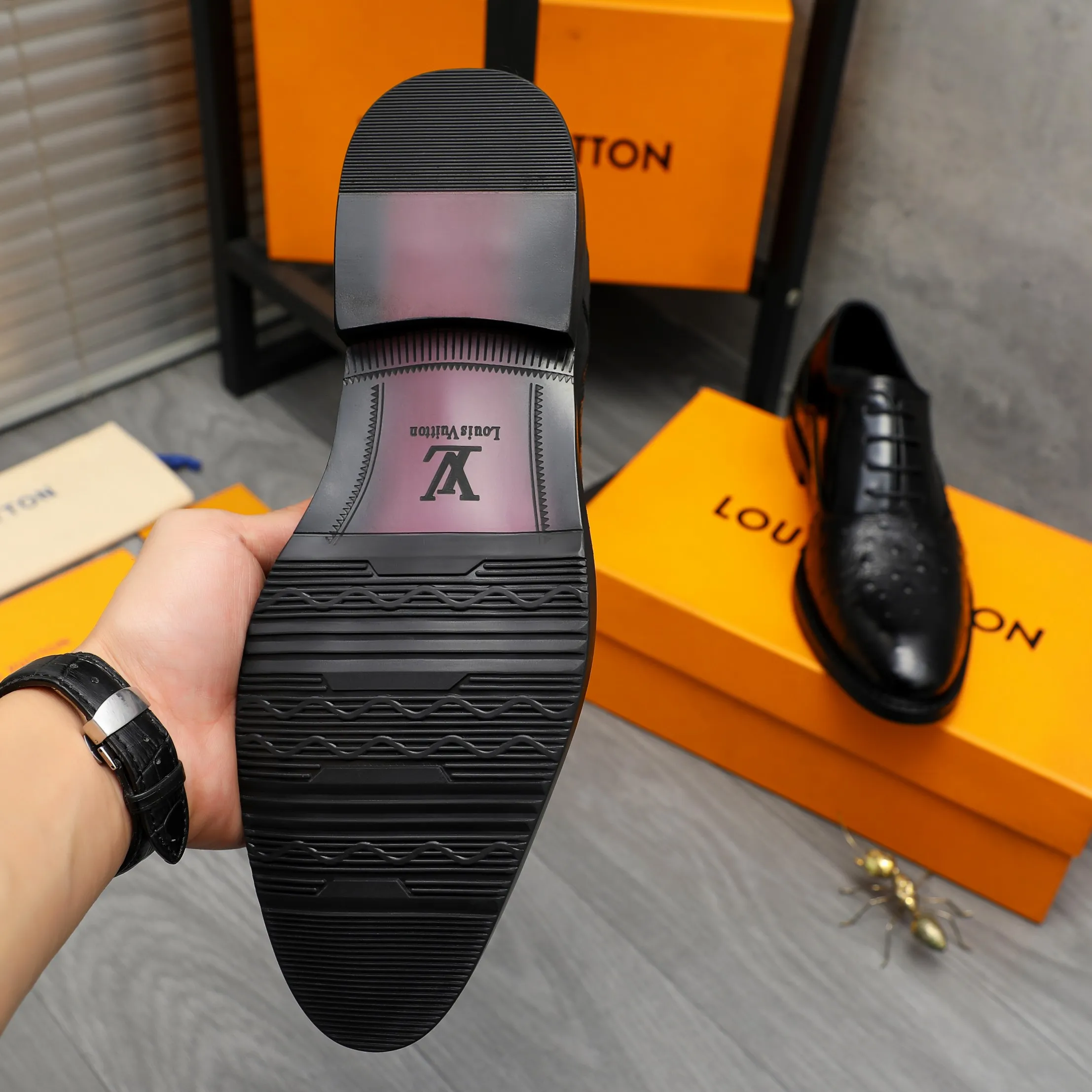 Men's shoes 💰p460 Product trademark: LV (Louis Vuitton) business lace-up formal leather shoes. Regular size: 39-44 (38.45 custom-made, non-refundable) Product materials: Selected high-quality ostrich pattern cowhide spliced ​​with pearlescent cowhide upper, cowhide lining, original rubber outsole